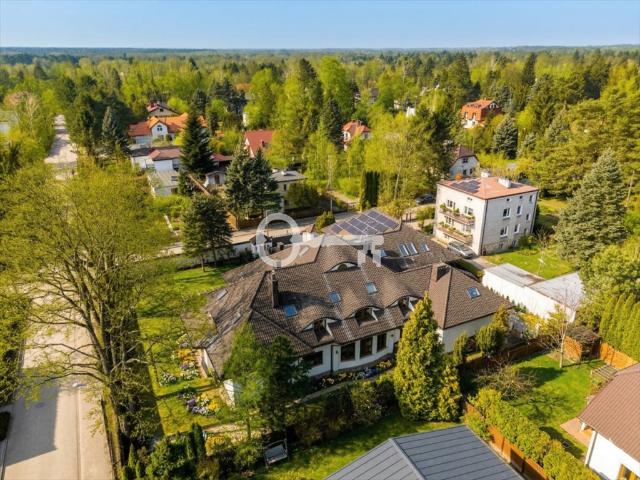 Komorów: 750 m² z salą sportową i apartamentami