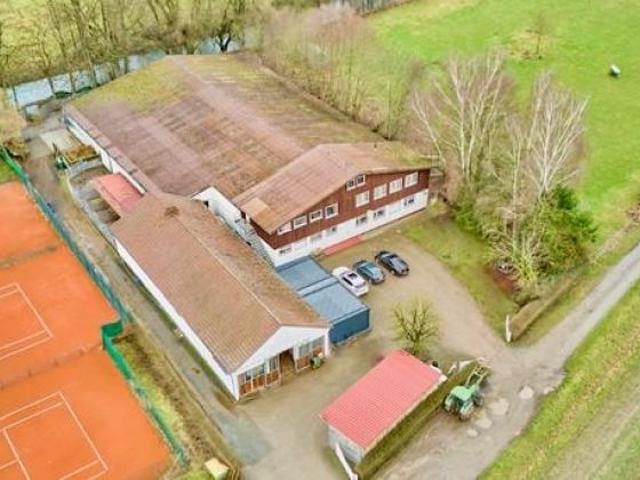 Kompakte Reitanlage in Niedersachsen inklusive Ausbildungsbetrieb mit Unterkünften für Reiter Ferien!