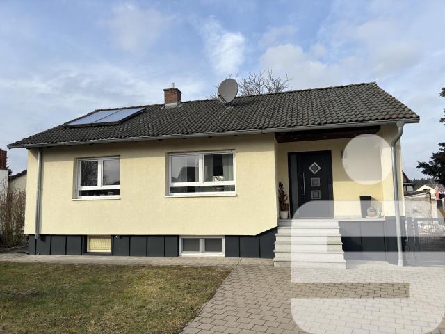 Kompaktes Einfamilienhaus mit vermieteten Nebengebäude in Postbauer Heng