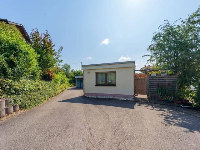 Kompaktes Einfamilienhaus mit großer Garage als lukrative Kapitalanlage für Käufer ohne Provision