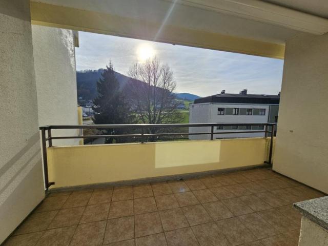 Komplett möblierte 3 Zimmer Wohnung mit sonniger Loggia und Gebirgsblick