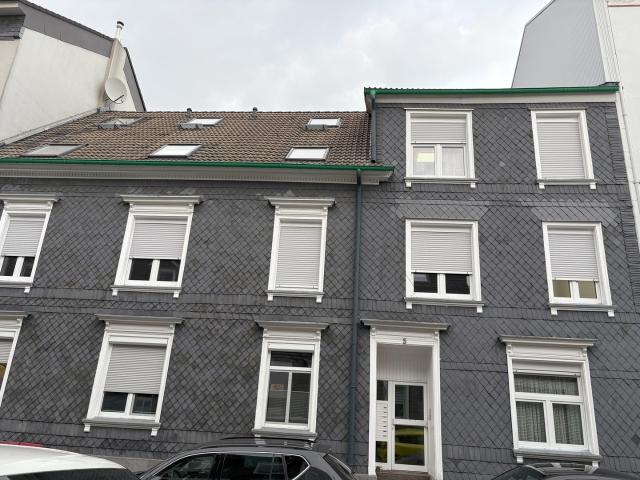 Komplett renovierte 4 Zimmer Wohnung 1. OG, neues Bad, ruhige Lage