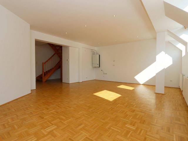 Komplett sanierter Erstbezug+ Helle + ruhige + 3 Zimmer + Dachgeschoss Maisonette + Klimaanlage+ in renoviertem Jahrhundertwendehaus + 4.Liftstock+ Kellerabteil +U4 Friedensbrücke+ Augartennähe+ Donaukanal+ Straßenbahnlinen 5,33 Walleinsteinstraße, D