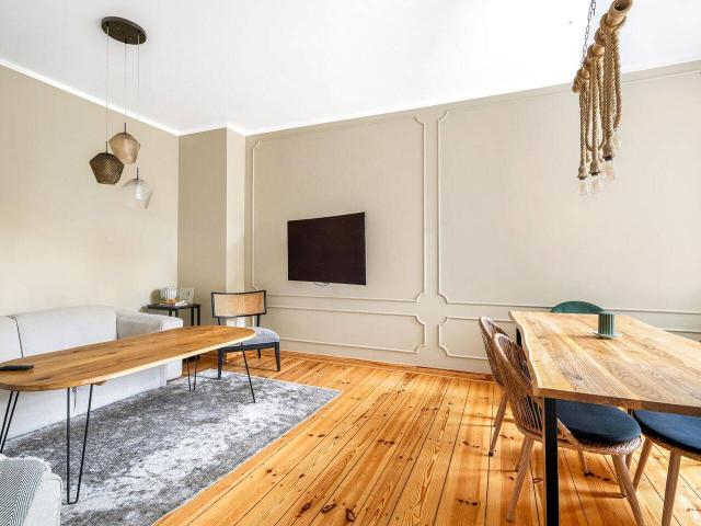 Kompromisslos saniert & bezugsfrei 3,5 Zimmer Altbau Flair in bester Lage von Tegel
