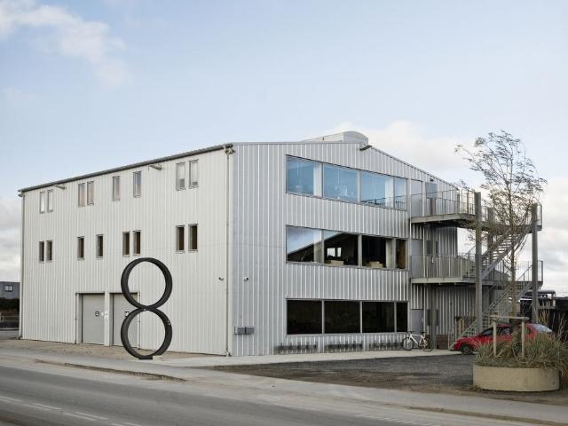 Kontor lager og produktionslejemål med to porte i gadeniveau