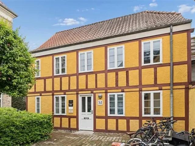 Kontor med karakter midt i centrum