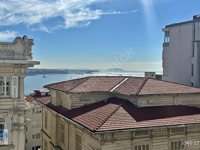 KONUT REALTY Gümüşsuyu'nda Deniz Manzaralı Yüksek Tavanlı Ofis