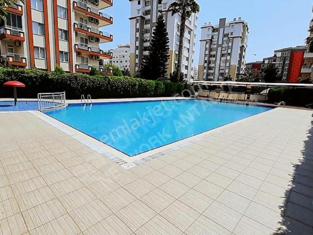 Konyaaltı Uncalı Mahallesinde Havuzlu Güvenlikli Site İçinde Doğalgaz Kombili Kiralık 5+1 Dubleks