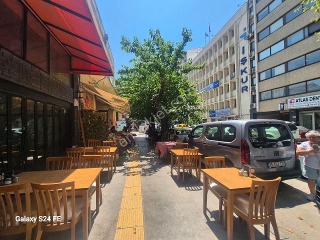 Konak'ta Merkezi Konumda Kiralık Dükkanlı Komple Bina