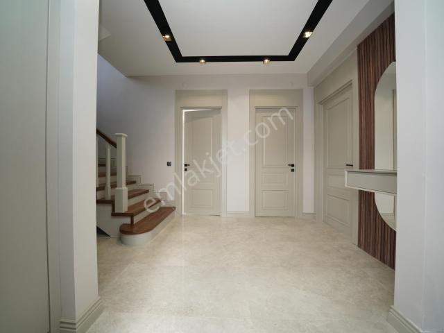 Konal 'dan | Cadde Üzeri Lüx 4+1 + Çamaşır + Giyinme Odalı Villa