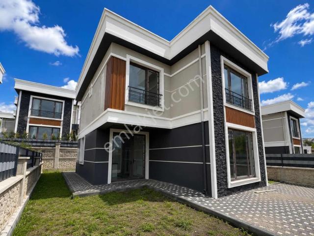 Konal/ Merkezi Konumda Bağımsız Girişli 4+1 Fırsat Villa