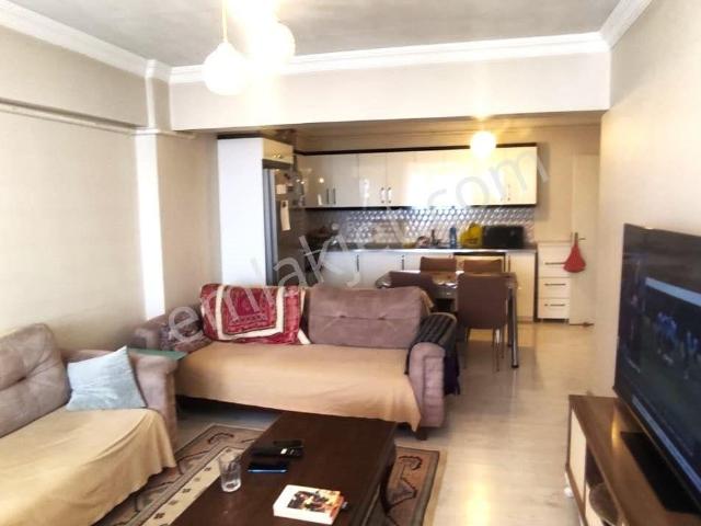 Kocaçeşme'de Cadde Üzerinde Satılık Doğalgazlı 2+1 Daire