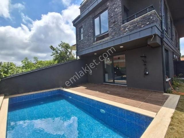 Kocaali Alandere'de Deniz Manzaralı 4+1 Satılık Triplex Villa