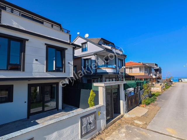 Kocaali’de Satılık 3+1 Deniz Manzaralı Villa