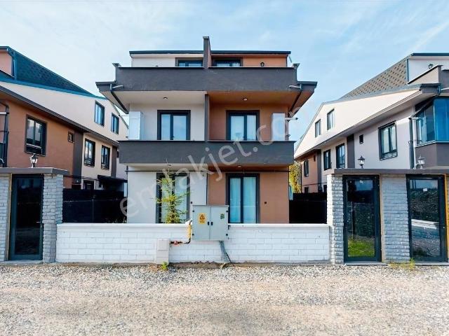 Kocaali Yayla Mah'de Denize Yürüme Mesafesinde 4+1 Bahçeli Villa