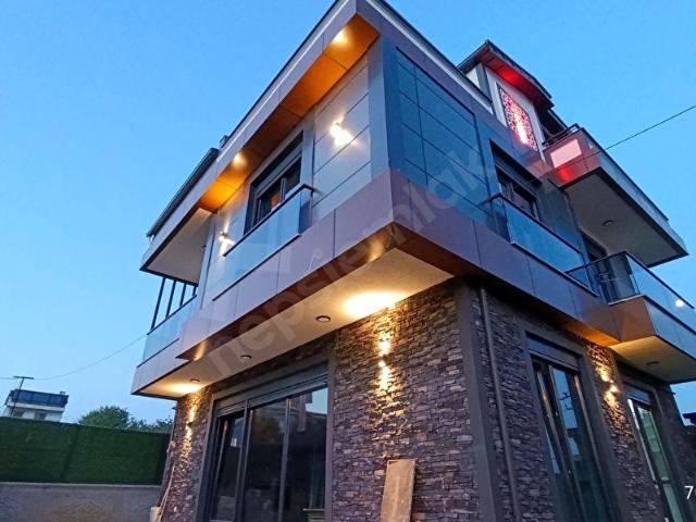 KOCAELİ BAYRAMOĞLU BALYANOZ KOYUNDA DENİZE 250M BAĞIMSIZ ÖZELYAPI SATILIK 5+2 UTRA LÜX HAVUZLU VİLLA