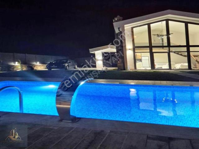 Kocaeli Kandıra'da Satılık Müstakil Havuzlu Lüks 4+1 Villa