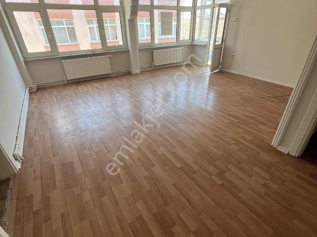 Kocamustafapaşa Hacıkadın Da3.kat 2+1 Salon Köşe Balkon