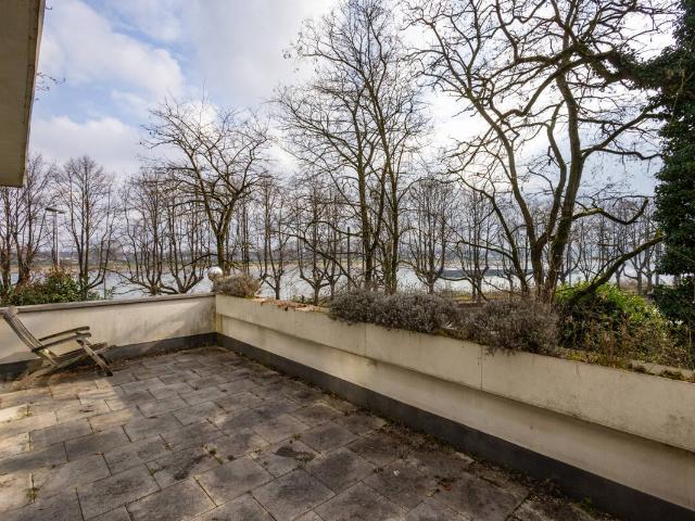 Köln Bayenthal: Zwei Zimmer Wohnung mit ca. 37 m² Dachterrasse direkt am Rhein