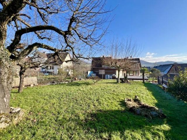 Geräumiges Zweifamilienhaus mit einem Baugrundstück in Lahr