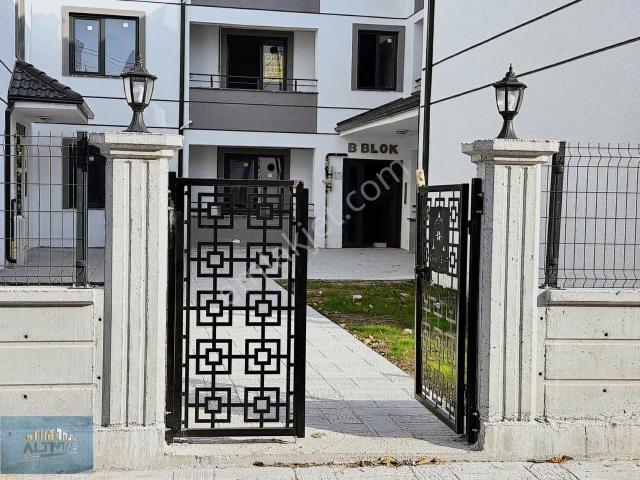 Koridorlu Çarşı Merkezde Satılık 1+1