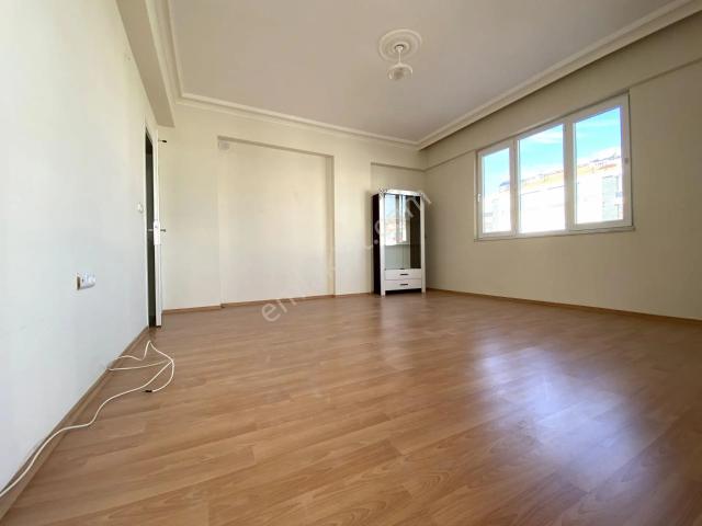 Korkuteli Yeni Mahalle'de Ana Cadde Üzerinde Geniş 2+1 Kiralık