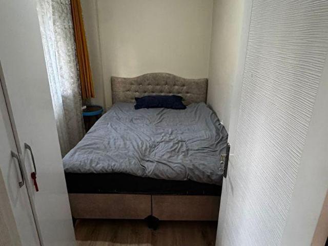 KÖSEOĞLU EMLAKAN ÇARŞI MERKEZDE KARATAŞDA KİRALIK 1+1 daire