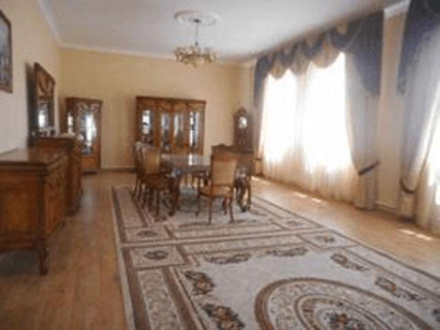 Коттедж 729.8 м2 на участке 10 сот