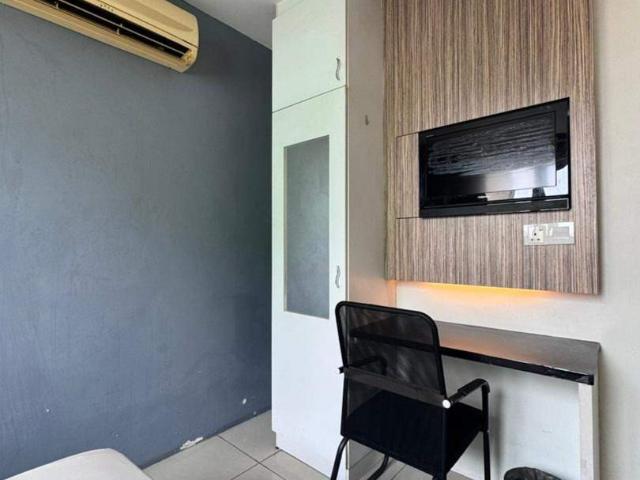 Kota Damansara Master Room Private Bathroom | Fully Furnished | Near LRT | Zero Deposit | Wifi And Aircond Available