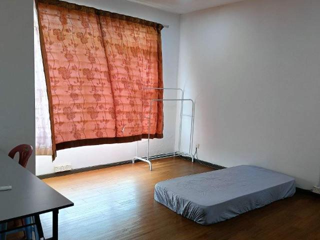 Kota Kemuning✨Master Room To LetPrivate washroomWith AircondUrgent Move In