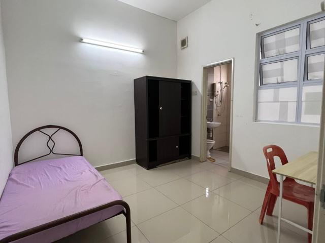 Kota Kemuning Single Room with Attached Bathroom