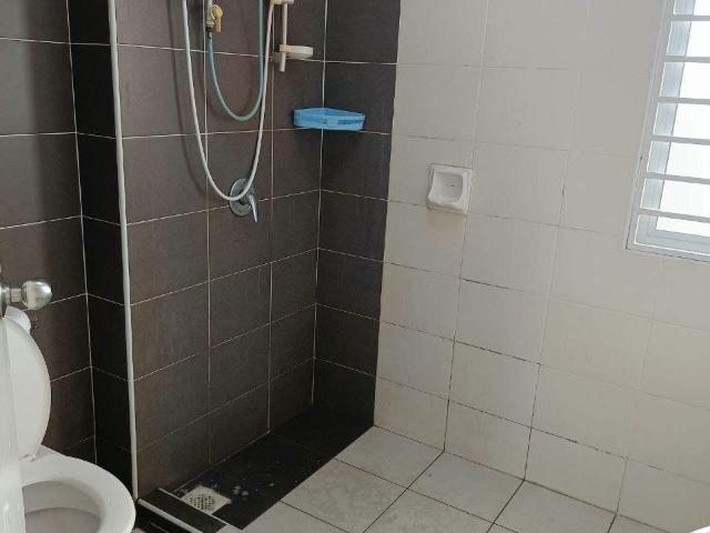 Kota KemuningMaster Room To LetPrivate washroomWith AircondUrgent Move In