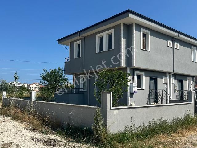 koyuncu Gyrm^yeniçiftlikte Denize 500 Metre Mesafede 3+1villa