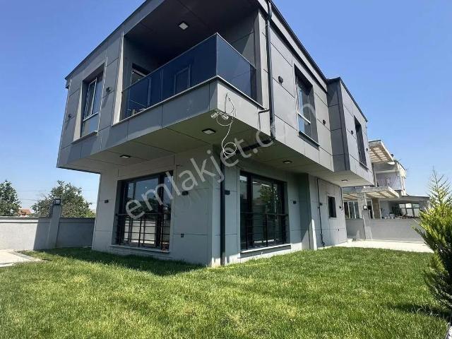 koyuncu Gyrm^yeniçiftlikte Merkezi Konumda 3+1 Ultra Lüx Vill