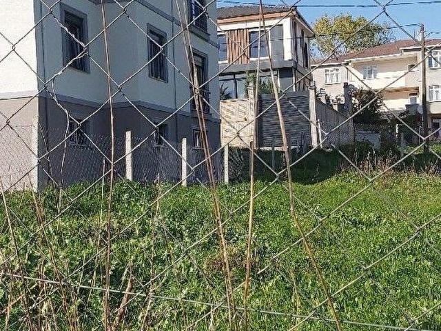 KÖY MERKEZİNDE % 30 İMARLI ETRAFI ÇEVRİLİ SÜPER ARSA