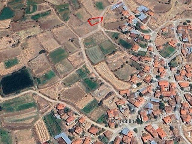 KÖY YERLEŞIK ALANI İÇINDE KADASTRAL YOLA CEPHELI