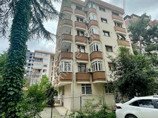 Kozyatağı'nda 85 M2 Arsa Paylı Katta Tek 140m² Net
