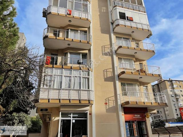 Kozyatağında Merkezi Konumda 3+1 Satılık Geniş Daire