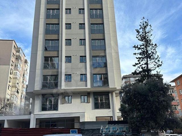 Kozyatağı'nda Metro Yakını Taşınmaya Hazır Satılık 1+1 Daire