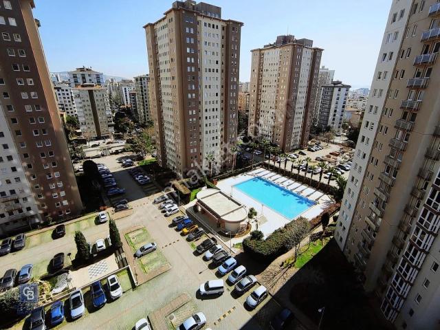 Kozyatağı Baytur Konutları 3+1 Havuz Manzaralı Arakat Daire