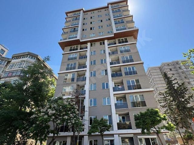 KOZYATAĞI'NDA METROYA ÇOK YAKIN SIFIR BİNADA BALKONLU SATILIK 2+1