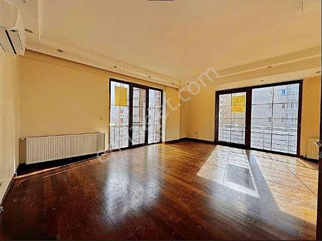 Kozyatağı Kapalı Otoparklı Katta Tek 145 M2 Net Kombili 4+1 Daire