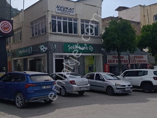 Kozan Gayrimenkulden Kurumsal Kiracılı İki Cepheli İşyerleri