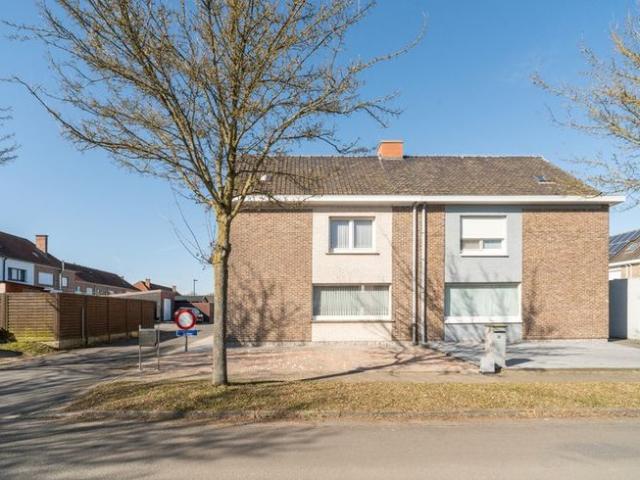 KLOEKE WONING MET TUIN EN DUBBELE GARAGE