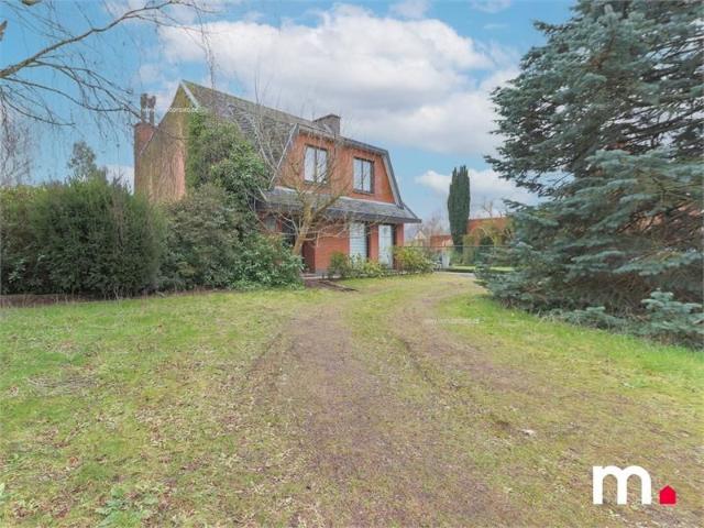 Kloeke villa op ruim perceel met magazijn te Kuurne !