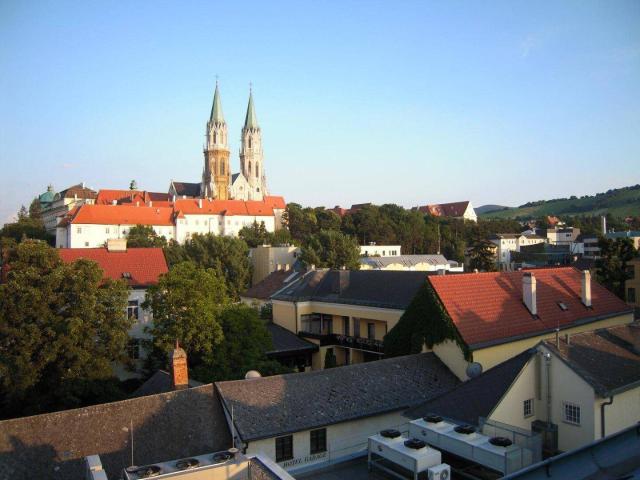 KLOSTERNEUBURG LOFTARTIGE ARCHITEKTENWOHNUNG + FERNBLICK