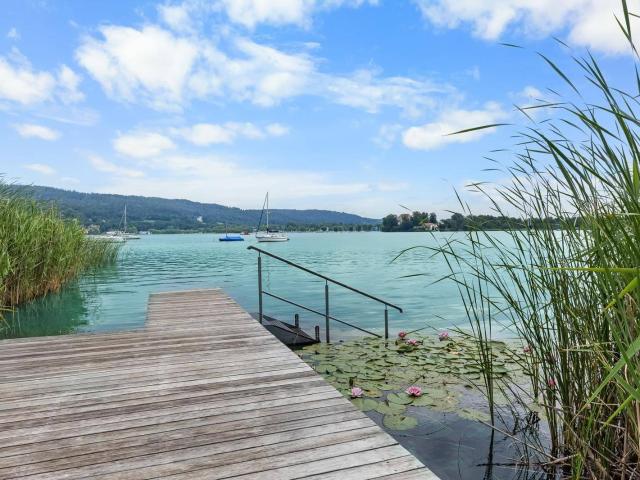 Klagenfurt Maiernigg: 4 ZI Seewohnung mit einzigartiger Aussicht, XL Terrasse, Seezugang & 2 Garagen