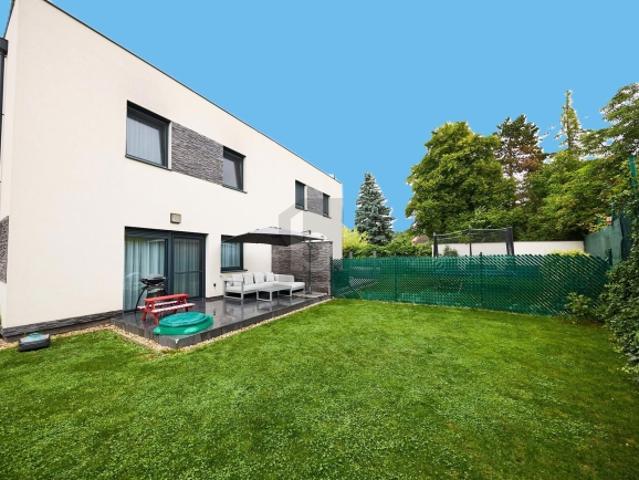 KLARE LINIEN ELEGANTE AUSSTATTUNG GARTEN MIT TERRASSE