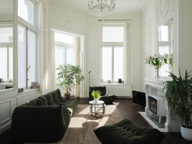Klassevol herenhuis appartement met ruim terras, gelegen op de eerste verdieping van een karaktervol gebouw