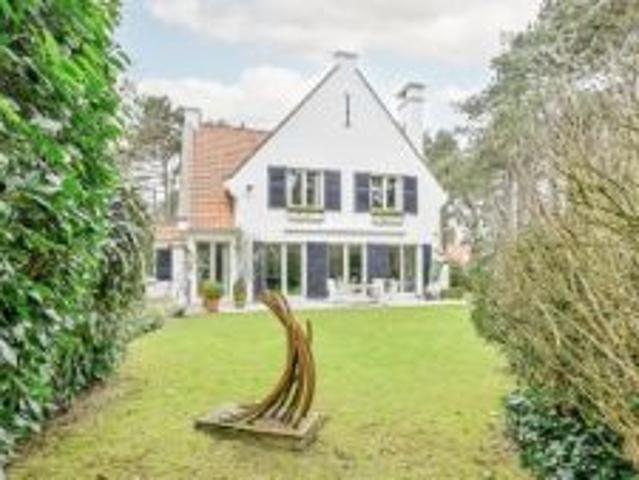 Klassevolle villa gelegen in alle rust vlak aan de Royal Zo